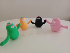 Orietta Berti Instagram - Care amiche e cari amici,
come ci insegnano i #barbapapa 💖🖤❤💚💙💜💛🧡 con i loro colori... dovremmo fare di tutto per vivere in #pace🏳️‍🌈 ed amicizia in tutto il mondo... rispettando il nostro ambiente e i nostri amici animali... perchè non siamo noi i proprietari del pianeta🙌

Grazie💗 alla cara Santina Fiandrino per questi morbidissimi Barbapapa per le miei nipotine Olivia ed Ottavia🎁.
Pensate che incisi proprio negli anni '70 tutte le canzoni dei #Barbapapa e da allora ne sono sempre legata con tanto affetto🌈

Con l'augurio che davvero questo sia un anno di pace per tutti✨

Un abbraccio❤
Orietta

#pace #ambiente #nipotine #OliviaeOttavia💖 #amicizia #amareglianimali #amareilprossimo #rispetto #fraternità #love💖