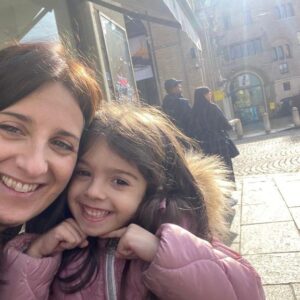 Orietta Berti Instagram - Tanti tanti tanti auguri di buon compleanno alla mia nipotina OLIVIA💖 che oggi compie 5 anni🎂...e grazie perchè insieme alla tua sorellina Ottavia ci riempite ogni giorno di gioia❤💟💛💚💙💗💖

Auguri piccolina❤🎁🐣

Mille baci💖
Orietta

#Olivia #buoncompleanno #5anni #manina #buoncompleannoOlivia💖 #nipotina #OliviaeOttavia💖 #lavita #love💖 #nipotine❤  #legioiedellavita #felizcumpleaños #happybirthday #emozioni #amore