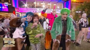 Orietta Berti Instagram - Fin che il punk va, lascialo andare: un featuring stellare con #LaSad 💥 Con @bertiorietta è sempre un’altra musica! 💣 #VivaRai2 #VivaSanremo #OriettaBerti #Sanremo2024 🎶