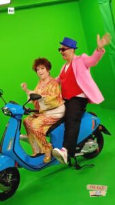 Orietta Berti Instagram - Da noi si balla e si canta sempre, anche nei backstage! 😍 🎶A me basta un Fioreeeee, e torna il buonumore🎶 #VivaRai2 #OriettaBerti #Fiorello #RaiPlay 🛵