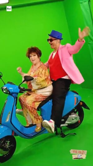 Orietta Berti Instagram - Da noi si balla e si canta sempre, anche nei backstage! 😍

🎶A me basta un Fioreeeee, e torna il buonumore🎶

#VivaRai2 #OriettaBerti #Fiorello #RaiPlay 🛵
