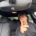 Orietta Berti Instagram - Mr Meme tassista per un giorno, chi sta portando oltre al sindaco di Montecchio Emilia? 🚕💨 #unavespain2 #unavespaindue #fiorello #estate #buonumore #montecchioemilia #faustotorelli @warnermusicitaly