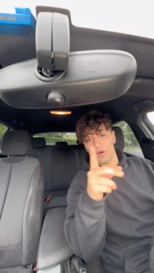 Orietta Berti Instagram - Mr Meme tassista per un giorno, chi sta portando oltre al sindaco di Montecchio Emilia? 🚕💨
 #unavespain2 #unavespaindue #fiorello #estate #buonumore #montecchioemilia #faustotorelli @warnermusicitaly