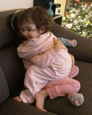Orietta Berti Instagram - Tanti tanti tantissimi auguri di buon compleanno alla mia nipotina OTTAVIA💖 che oggi compie 2 anni🎂...cara piccola Ottavia non puoi immaginare quanto amore, quante emozioni, ricordi e gioie ci regali ogni giorno insieme alla tua sorellona Olivia...siete le mie MERAVIGLIE❤💟💛💚💙💗💖

#Ottaviaday❤

Auguri piccolina...auguri "a la me chica"❤🎁🐣

Mille baci💖
Orietta

#Ottavia #buoncompleanno #2anni #2dita #buoncompleannoOttavia💖 #nipotina #OliviaeOttavia💖 #OttaviaeOlivia💖 #lavita #love💖 #nipotine❤  #legioiedellavita #felizcumpleaños #happybirthday #emozioni #amore #lapiccolina #lachica

Grazie❤ al caro @giannibrucculeri per le foto e ai cari @sabrina.bonalumi e agli amici di @gentesettimanale per il video ricordo💖