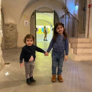 Orietta Berti Instagram - Tanti tanti tantissimi auguri di buon compleanno alla mia nipotina OTTAVIA💖 che oggi compie 2 anni🎂...cara piccola Ottavia non puoi immaginare quanto amore, quante emozioni, ricordi e gioie ci regali ogni giorno insieme alla tua sorellona Olivia...siete le mie MERAVIGLIE❤💟💛💚💙💗💖

#Ottaviaday❤

Auguri piccolina...auguri "a la me chica"❤🎁🐣

Mille baci💖
Orietta

#Ottavia #buoncompleanno #2anni #2dita #buoncompleannoOttavia💖 #nipotina #OliviaeOttavia💖 #OttaviaeOlivia💖 #lavita #love💖 #nipotine❤  #legioiedellavita #felizcumpleaños #happybirthday #emozioni #amore #lapiccolina #lachica

Grazie❤ al caro @giannibrucculeri per le foto e ai cari @sabrina.bonalumi e agli amici di @gentesettimanale per il video ricordo💖