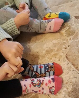 Orietta Berti Instagram - Anche quest'anno le mie nipotine Olivia💖 ed Ottavia💖 hanno voluto insieme al loro nido-scuola infanzia comunale D. P. Borghi qui a Montecchio Emilia celebrare e ricordare l'importanza della #diversità in questa soleggiata e meravigliosa giornata dei @giornata_calzinispaiati🧦💖❤💛💗💝💜🧡💙💚🌈

#ladiversitaèricchezza

Un abbraccio e buon fine settimana a tutti💖
Orietta, Olivia e Ottavia

#giornatadeicalzinispaiati 
#giornatadeicalzinispaiati2024 
#love💖
#calzinispaiati