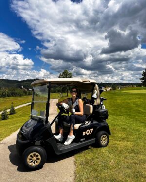 Ornella Koktová Instagram - Dneska je tak trochu snový den, který jsem nečekaně zakončila dvojitým bogey!!!⛳️ Děkujuuu, že můžu.💚 

#DreamDay #pokora #vděčnost #womanpower