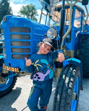 Ornella Koktová Instagram - Tak dneska to byl den ve znamení Zetorů🚜…nejvíc si to bezesporu užil Sven🩵. Geny se holt nezapřou…právě jeho děda Josef měl Zetor 25A, který je doteď ve stodole ve Psářích.☺️❤️Jinak poznatky z dnešního výletu - je super malým dětem koupit ty velký balónky, když vám utečou najdete je hned.😂🎈👍🏻Za další, když ti dojde že si celý den fotila celou rodinku a nejsi na jediný fotce. Řekni svému muži…pak budeš mít alespoň dvě momentky s cukrovou vatou🍭, obřím PMS a baby pubertou v každém snímku.😄💓