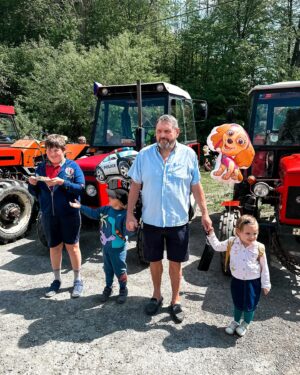 Ornella Koktová Instagram - Tak dneska to byl den ve znamení Zetorů🚜…nejvíc si to bezesporu užil Sven🩵. Geny se holt nezapřou…právě jeho děda Josef měl Zetor 25A, který je doteď ve stodole ve Psářích.☺️❤️Jinak poznatky z dnešního výletu - je super malým dětem koupit ty velký balónky, když vám utečou najdete je hned.😂🎈👍🏻Za další, když ti dojde že si celý den fotila celou rodinku a nejsi na jediný fotce. Řekni svému muži…pak budeš mít alespoň dvě momentky s cukrovou vatou🍭, obřím PMS a baby pubertou v každém snímku.😄💓