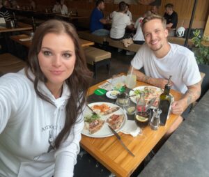 Ornella Koktová Instagram - Sliby z ostrova se musí plnit😅🏝️…takový hodiny jsme s Martinem snili o mega italský hostině plný pasty a pizzy.😍🍝🍕A jak jsme se tak spolu cpali, Martin říká “Chápeš to? My se tu teď fakt přežerem! Jako fakt!!!😄🤌🏻”