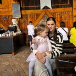 Ornella Koktová Instagram - Nedělní výlet na takový menší “Zimohrad🐺”…včera na den dětí lilo jak z konve. A tak jsme včerejšek pojali tak, že jsme zvelebovali dětský pokoj.✨☺️ Dneska jsme si to vynahradily zkoušením různých starých řemesel, poslechem hudby…a taky klasickýma bitkama sourozenců v autě.😅🙈🌪️ Nechápu, že se furt na pumpě nachytáme a koupíme ji 3 různý věci!!!🤪 odteď kupuju 3x to stejný a konec!🫠 #KlidnýVýletSDětmaNeníNikdy #AleStojíZaTo ❤️