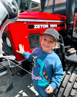 Ornella Koktová Instagram - Tak dneska to byl den ve znamení Zetorů🚜…nejvíc si to bezesporu užil Sven🩵. Geny se holt nezapřou…právě jeho děda Josef měl Zetor 25A, který je doteď ve stodole ve Psářích.☺️❤️Jinak poznatky z dnešního výletu - je super malým dětem koupit ty velký balónky, když vám utečou najdete je hned.😂🎈👍🏻Za další, když ti dojde že si celý den fotila celou rodinku a nejsi na jediný fotce. Řekni svému muži…pak budeš mít alespoň dvě momentky s cukrovou vatou🍭, obřím PMS a baby pubertou v každém snímku.😄💓