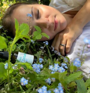Ornella Koktová Instagram - Patřím do skupiny žen, kterým trvá nejmíň půl hodiny aby usnuly.😴 Je to strašně otravný a vysilující, nehledě na to že se kolikrát druhý den ráno citím na to si rovnou lehnout znovu.🥲Už nějaký čas mám na tyhle svoje strasti 🔝vychytávku od @yolab_cz 🩵!!! A to je MELATONIN, neboli hormon spánku ve spreji.💤 Takže ani nepřemýšlej nad nějakýma práškama na spaní, protože tady si stačí dvakrát půl hoďky před spaním stříknout do pusy a pak usneš v půlce věty “Tak dobrou nnnno….”😘 Kód: ORNELLA10🩵platí na celý e-shop.✨