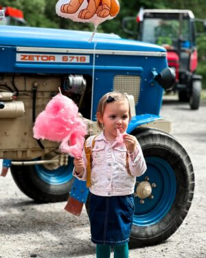 Ornella Koktová Instagram - Tak dneska to byl den ve znamení Zetorů🚜…nejvíc si to bezesporu užil Sven🩵. Geny se holt nezapřou…právě jeho děda Josef měl Zetor 25A, který je doteď ve stodole ve Psářích.☺️❤️Jinak poznatky z dnešního výletu - je super malým dětem koupit ty velký balónky, když vám utečou najdete je hned.😂🎈👍🏻Za další, když ti dojde že si celý den fotila celou rodinku a nejsi na jediný fotce. Řekni svému muži…pak budeš mít alespoň dvě momentky s cukrovou vatou🍭, obřím PMS a baby pubertou v každém snímku.😄💓
