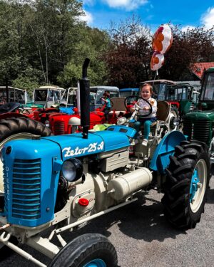 Ornella Koktová Instagram - Tak dneska to byl den ve znamení Zetorů🚜…nejvíc si to bezesporu užil Sven🩵. Geny se holt nezapřou…právě jeho děda Josef měl Zetor 25A, který je doteď ve stodole ve Psářích.☺️❤️Jinak poznatky z dnešního výletu - je super malým dětem koupit ty velký balónky, když vám utečou najdete je hned.😂🎈👍🏻Za další, když ti dojde že si celý den fotila celou rodinku a nejsi na jediný fotce. Řekni svému muži…pak budeš mít alespoň dvě momentky s cukrovou vatou🍭, obřím PMS a baby pubertou v každém snímku.😄💓