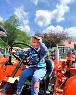 Ornella Koktová Instagram - Tak dneska to byl den ve znamení Zetorů🚜…nejvíc si to bezesporu užil Sven🩵. Geny se holt nezapřou…právě jeho děda Josef měl Zetor 25A, který je doteď ve stodole ve Psářích.☺️❤️Jinak poznatky z dnešního výletu - je super malým dětem koupit ty velký balónky, když vám utečou najdete je hned.😂🎈👍🏻Za další, když ti dojde že si celý den fotila celou rodinku a nejsi na jediný fotce. Řekni svému muži…pak budeš mít alespoň dvě momentky s cukrovou vatou🍭, obřím PMS a baby pubertou v každém snímku.😄💓