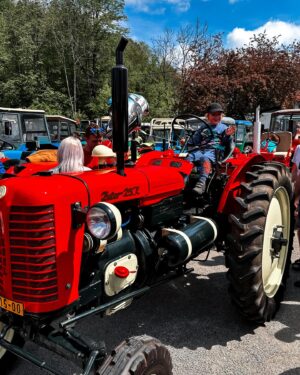 Ornella Koktová Instagram - Tak dneska to byl den ve znamení Zetorů🚜…nejvíc si to bezesporu užil Sven🩵. Geny se holt nezapřou…právě jeho děda Josef měl Zetor 25A, který je doteď ve stodole ve Psářích.☺️❤️Jinak poznatky z dnešního výletu - je super malým dětem koupit ty velký balónky, když vám utečou najdete je hned.😂🎈👍🏻Za další, když ti dojde že si celý den fotila celou rodinku a nejsi na jediný fotce. Řekni svému muži…pak budeš mít alespoň dvě momentky s cukrovou vatou🍭, obřím PMS a baby pubertou v každém snímku.😄💓