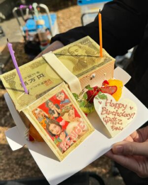 Oto Abe Instagram - 24歳になりました〜🌟
現場で素敵なケーキをいただきました🧁🩵💰
今年も新たな自分を更新できるよう頑張ります！