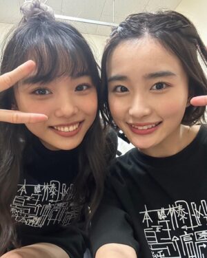 Oto Abe Instagram - ウラ仮面ライダー「あっち向いてホイ野球」⚾️ 前編公開中です！
そして…みんなでアイデアを出し合って作ったTシャツがついに完成しました！👏☺️
裏も表もめっちゃ可愛いですよね💕
プレミアムバンダイさんで絶賛発売中ですので皆さまお揃いにしましょう！
ちなみに私はXLサイズを着用しています🙌
果たして…フィンガーチームvsウィナーチームどちらが勝つのか後編もお楽しみにー✨

#仮面ライダーガッチャード
#ウラ仮面ライダー