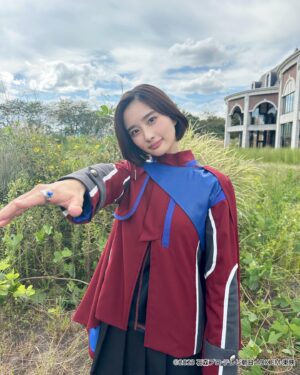 Oto Abe Instagram - 11話ご覧になってくださいましたか？
謎のポーズの写真笑
果たして予告で出てきた仮面ライダードレッドの正体とは…🫢

12話もお楽しみに〜🧤💕

そして、見逃し配信はTVer 東映公式ファンクラブTTFCでもご覧になれますので、是非チェックしてくださいね〜✨