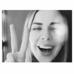 Oya Okar Instagram - Doğum günüm için yazdığınız bütün iyi dilekleriniz için çoook teşekkür ederim 🎉🎉✌️tek tek okudum hepsini arada atladığım olmasın diye topluca cevap vermek istedim🙏 Dilediğiniz bütün güzellikler sizin de hayatınızda olsun, Yüzünüzden gülücük eksik olmasın🙏💛 bi de evet, gülünce yumuk yumuk oluyorum, ben böyleyim☺️😘