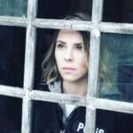 Oya Okar Instagram - —45-40’tan merkeze, olay yerine yakınız arkadaşlar. 😎🚨 Selin Demirci Güneri, bazen birbirimizi zorlasak da bu yolda kalbimiz hep bir attı ve ben seni oynamayı çok sevdim. Arka sokaklar evreninde bu yolculuğu yaşamama sebep olan Yapımcımız Türker İnanoğlu’na, yıllarca bir arada çalıştığım tüm yönetmenlerimize, senaristlerimize, oyuncu arkadaşlarıma ve kamera arkası ekibimize, yapım ve yayında emeği geçen herkese ve hayal bile edemeyeceğim büyüklükte bir sevgiyle beni sarıp kucaklayan, sahiplenen tüm seyircimize bütün kalbimle teşekkür ederim. Bu yolda yıllarca beraber yürüdüğüm canım partnerim Şevket Çoruh’a karşılıklı oynadığımız her bir an için teşekkür ederim. Ben Selin’i en çok Mesut’la sevdim. Yarım kalan hikayeleri bilmediğimiz, görmediğimiz bir yerde devam eder elbet. Şimdilik bana müsaade. Rıza Baba’nın da söylediği gibi: “Bu meslekte yaşamak da ölmek de ekip işi. Yaşamak da ölmek de” Oya Okar 1. Selin Demirci Güneri 2. İlk sezon. 3. Herşey nasıl başladı. 4. Burun kırıyorum. 5. Selmes ilk selfie- Walking Dead season 1 6. Yeri geldi zincirle bağlanıp sulara atıldık 7. Gizli görevler 8. Ölümden dönmeler 9. Yengecilik 10. Güneriler fotoğrafıydı ama elim çarpmış aynı kareyi iki kere paylaşmışım.. bu da nazar boncuğumuz olsun☺️