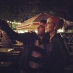 Oya Okar Instagram - #TBT Some of you may think we were looking to the street light, but actually we were dreaming about the poetic future ✨with my dear friend Nikhil @the_ink_decoction 🙏💛 ✨💫 #berlin Bazılarınız sokak lambasına baktığımızı düşünebilir, ama aslında arkadaşım Nikhil'le şiirsel bir hayale dalmıştık biz 🙏💛