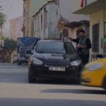 Oya Okar Instagram - —45-40’tan merkeze, olay yerine yakınız arkadaşlar. 😎🚨 Selin Demirci Güneri, bazen birbirimizi zorlasak da bu yolda kalbimiz hep bir attı ve ben seni oynamayı çok sevdim. Arka sokaklar evreninde bu yolculuğu yaşamama sebep olan Yapımcımız Türker İnanoğlu’na, yıllarca bir arada çalıştığım tüm yönetmenlerimize, senaristlerimize, oyuncu arkadaşlarıma ve kamera arkası ekibimize, yapım ve yayında emeği geçen herkese ve hayal bile edemeyeceğim büyüklükte bir sevgiyle beni sarıp kucaklayan, sahiplenen tüm seyircimize bütün kalbimle teşekkür ederim. Bu yolda yıllarca beraber yürüdüğüm canım partnerim Şevket Çoruh’a karşılıklı oynadığımız her bir an için teşekkür ederim. Ben Selin’i en çok Mesut’la sevdim. Yarım kalan hikayeleri bilmediğimiz, görmediğimiz bir yerde devam eder elbet. Şimdilik bana müsaade. Rıza Baba’nın da söylediği gibi: “Bu meslekte yaşamak da ölmek de ekip işi. Yaşamak da ölmek de” Oya Okar 1. Selin Demirci Güneri 2. İlk sezon. 3. Herşey nasıl başladı. 4. Burun kırıyorum. 5. Selmes ilk selfie- Walking Dead season 1 6. Yeri geldi zincirle bağlanıp sulara atıldık 7. Gizli görevler 8. Ölümden dönmeler 9. Yengecilik 10. Güneriler fotoğrafıydı ama elim çarpmış aynı kareyi iki kere paylaşmışım.. bu da nazar boncuğumuz olsun☺️