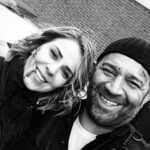 Oya Okar Instagram - —45-40’tan merkeze, olay yerine yakınız arkadaşlar. 😎🚨 Selin Demirci Güneri, bazen birbirimizi zorlasak da bu yolda kalbimiz hep bir attı ve ben seni oynamayı çok sevdim. Arka sokaklar evreninde bu yolculuğu yaşamama sebep olan Yapımcımız Türker İnanoğlu’na, yıllarca bir arada çalıştığım tüm yönetmenlerimize, senaristlerimize, oyuncu arkadaşlarıma ve kamera arkası ekibimize, yapım ve yayında emeği geçen herkese ve hayal bile edemeyeceğim büyüklükte bir sevgiyle beni sarıp kucaklayan, sahiplenen tüm seyircimize bütün kalbimle teşekkür ederim. Bu yolda yıllarca beraber yürüdüğüm canım partnerim Şevket Çoruh’a karşılıklı oynadığımız her bir an için teşekkür ederim. Ben Selin’i en çok Mesut’la sevdim. Yarım kalan hikayeleri bilmediğimiz, görmediğimiz bir yerde devam eder elbet. Şimdilik bana müsaade. Rıza Baba’nın da söylediği gibi: “Bu meslekte yaşamak da ölmek de ekip işi. Yaşamak da ölmek de” Oya Okar 1. Selin Demirci Güneri 2. İlk sezon. 3. Herşey nasıl başladı. 4. Burun kırıyorum. 5. Selmes ilk selfie- Walking Dead season 1 6. Yeri geldi zincirle bağlanıp sulara atıldık 7. Gizli görevler 8. Ölümden dönmeler 9. Yengecilik 10. Güneriler fotoğrafıydı ama elim çarpmış aynı kareyi iki kere paylaşmışım.. bu da nazar boncuğumuz olsun☺️