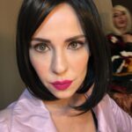 Oya Okar Instagram - —45-40’tan merkeze, olay yerine yakınız arkadaşlar. 😎🚨 Selin Demirci Güneri, bazen birbirimizi zorlasak da bu yolda kalbimiz hep bir attı ve ben seni oynamayı çok sevdim. Arka sokaklar evreninde bu yolculuğu yaşamama sebep olan Yapımcımız Türker İnanoğlu’na, yıllarca bir arada çalıştığım tüm yönetmenlerimize, senaristlerimize, oyuncu arkadaşlarıma ve kamera arkası ekibimize, yapım ve yayında emeği geçen herkese ve hayal bile edemeyeceğim büyüklükte bir sevgiyle beni sarıp kucaklayan, sahiplenen tüm seyircimize bütün kalbimle teşekkür ederim. Bu yolda yıllarca beraber yürüdüğüm canım partnerim Şevket Çoruh’a karşılıklı oynadığımız her bir an için teşekkür ederim. Ben Selin’i en çok Mesut’la sevdim. Yarım kalan hikayeleri bilmediğimiz, görmediğimiz bir yerde devam eder elbet. Şimdilik bana müsaade. Rıza Baba’nın da söylediği gibi: “Bu meslekte yaşamak da ölmek de ekip işi. Yaşamak da ölmek de” Oya Okar 1. Selin Demirci Güneri 2. İlk sezon. 3. Herşey nasıl başladı. 4. Burun kırıyorum. 5. Selmes ilk selfie- Walking Dead season 1 6. Yeri geldi zincirle bağlanıp sulara atıldık 7. Gizli görevler 8. Ölümden dönmeler 9. Yengecilik 10. Güneriler fotoğrafıydı ama elim çarpmış aynı kareyi iki kere paylaşmışım.. bu da nazar boncuğumuz olsun☺️