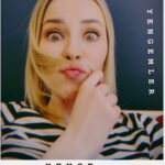 Oya Okar Instagram - —45-40’tan merkeze, olay yerine yakınız arkadaşlar. 😎🚨 Selin Demirci Güneri, bazen birbirimizi zorlasak da bu yolda kalbimiz hep bir attı ve ben seni oynamayı çok sevdim. Arka sokaklar evreninde bu yolculuğu yaşamama sebep olan Yapımcımız Türker İnanoğlu’na, yıllarca bir arada çalıştığım tüm yönetmenlerimize, senaristlerimize, oyuncu arkadaşlarıma ve kamera arkası ekibimize, yapım ve yayında emeği geçen herkese ve hayal bile edemeyeceğim büyüklükte bir sevgiyle beni sarıp kucaklayan, sahiplenen tüm seyircimize bütün kalbimle teşekkür ederim. Bu yolda yıllarca beraber yürüdüğüm canım partnerim Şevket Çoruh’a karşılıklı oynadığımız her bir an için teşekkür ederim. Ben Selin’i en çok Mesut’la sevdim. Yarım kalan hikayeleri bilmediğimiz, görmediğimiz bir yerde devam eder elbet. Şimdilik bana müsaade. Rıza Baba’nın da söylediği gibi: “Bu meslekte yaşamak da ölmek de ekip işi. Yaşamak da ölmek de” Oya Okar 1. Selin Demirci Güneri 2. İlk sezon. 3. Herşey nasıl başladı. 4. Burun kırıyorum. 5. Selmes ilk selfie- Walking Dead season 1 6. Yeri geldi zincirle bağlanıp sulara atıldık 7. Gizli görevler 8. Ölümden dönmeler 9. Yengecilik 10. Güneriler fotoğrafıydı ama elim çarpmış aynı kareyi iki kere paylaşmışım.. bu da nazar boncuğumuz olsun☺️