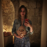 Oya Okar Instagram - Geçtiğimiz iki hafta Familie Flöz’ün san Giusto’da düzenlediği Sommer Akademie’de dünyanın 18 ayrı ülkesinden gelen 33 meslektaşımla birarada çalışma şansım oldu🙏✨🍀 onlara ve bu muhteşem maskelerle geçirdiğim her güne ve bana kattıkları herşeye teşekkürler 🙏İlk fotoğrafta gördüğünüz maske Familie Flöz’ün eski prodüksiyonlarında kullandığı maskelerden biri, benimse bu yolculuktaki yol arkadaşım ✌️