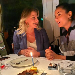 Özlem Conker Instagram - Canim arkadasim demeyeceğim,canim dostum diyeceğim ki 20 yıldan fazlasi var..bi 20 yıl daha üzerine ekledik mi sonrasi zaten eder bi ömür Derya cim.. ve o yillari da kutlayarak,aglayarak,gulerek,süper geyikler yaparak,5-6 saat yorulmadan😥konuşarak,yiyip içerek,daha çok seyahat ederek falan..geçiririz işte..yaşasin dostluk❤❤