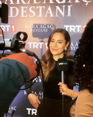 Özlem Conker Instagram - Her yenilik,titizlikle yapılan seçimler, hayatımızda olan ve yeni katılan dostlar,çalışmak, üretmek,eğlenmek, paylaşmak,başka şehirlerde yeni serüven yaratmak benim iş hayatımın özeti.. İyi ki yolum KaraAğaç’la da kesişti..💫@karaagacdestanidizitrt