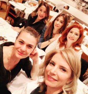 Özlem Conker Instagram - Bu kizlar asla dedikodu yapmaz...cok masumdurlaarr...yemek yer,evlerine dönerler...