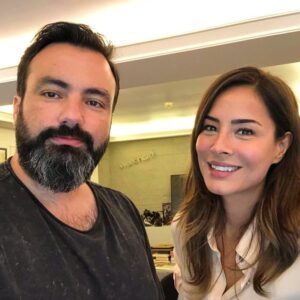 Özlem Conker Instagram - Sevdiğimiz yapımcılarimiz Yusuf Esenkal ve Serdar Öğretici ve tüm güzel ekibimiz yeni sezona hazırız..Yine güzel bir yıl,güzel bir iş, tatlı yorgunluklar ve eğlenceli bir set bizi bekler😊😊Hepimize hayırlı olsun#ofisziyareti#Esfilm#TRT#Payitaht#