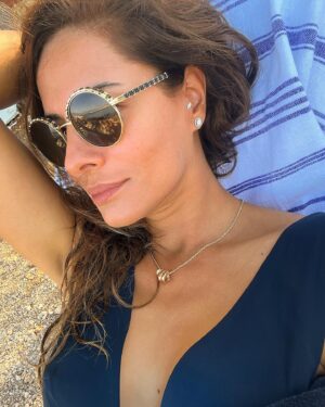Özlem Conker Instagram - 🙋‍♀️deniz tuzu,dalga sesi,güneş kremi..önümüzdeki yazı beklemeye başlamışımdır!