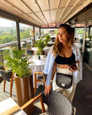 Özlem Conker Instagram - Insanlarin keyifli,restoranlarin müzikli,ıstanbul'un capcanli oldugu gunlere hasretle bakmisim...🙋‍♀️