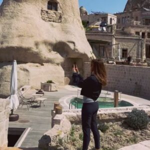 Özlem Conker Instagram - Bız yağmur beklerken,güneşle karşilandik#cappadocia🌈
Thanks for the great shoot by mustafaayata😊