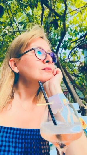 Özlem Türkad Instagram - Yaz bitti mi🍹🪭💭💭💭