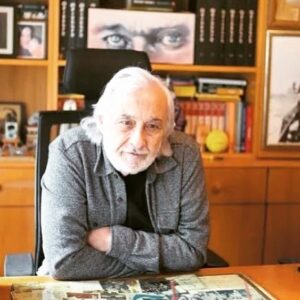 Özlem Türkad Instagram - Bugün benim canım hocam, bir Cumhuriyet çocuğu, ustam doğdu! 💕💐
İyi ki doğdunuz! Yeni yaşınız kutlu olsun! 
Sizi çok seviyorum!🙋🏻‍♀️🤍 @mujdatgezen_ 💐💐💐
