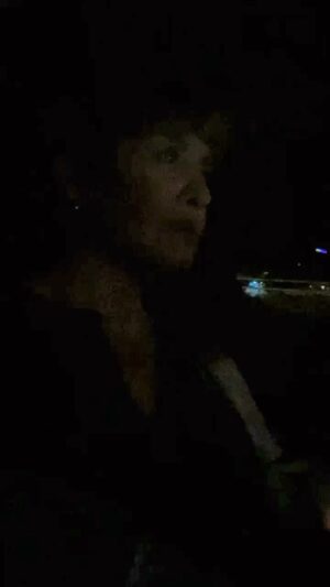 Özlem Türkad Instagram - Benim doğum günüm bugün. Yaş almakla ilgilenmedim hiç bir zaman.. Doğa kanunu işte, yaşayıp gidiyoruz. Varmak istediğimiz noktayı kestiremeden yol alıyoruz. Yol bu.. Değişiyor çünkü. E sen durur musun? Sen de değişiyorsun elbet. Bazen iyiye, bazen kötüye evriliyor için.. Kalbini temiz tutsan da aklın kirleniyor bir şekilde. İyi insan olmakla ilgili bir sürü şey var. İşte yapıyoruz, yapamıyoruz… Umut etmek en doğal hakkımız! Kullanamıyoruz çoğu zaman. Hep karanlık da değil manzara canım. Yol bu dedim ya, güzel yerler de var tabi. Aydınlıkta gözümüzün alabildiğine gördüğü, ferah feza, hep orda kalsak dediğimiz yerler, insanlar, durumlar, anılar.. Bize kalanlarla bitiyor yolculuk en sonunda. 
Karamsar olamayacak kadar genç, umursamaz olamayacak kadar yaşlıyım. Kalanlarımın kabarık hesabını tutacak kadar da şanslı. Buna da şükür 🍀