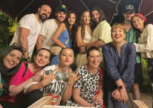 Özlem Türkad Instagram - Mesele ne biliyor musunuz? Bu fotoğraftaki kıymetlilerimin nerdeyse tamamı bütün gün setteydi benim gibi. Aşırı yorgunlar yani. Gecenin bir saati kalkmış gelmişler bana süpriz yapmaya! Burda önemli olan, bir arada yapılan şeyin sadece “iş” olmaması.. Sevgimiz, saygımız sonsuz bizim birbirimize! Ne bulunmaz bir nimet!🧿🍀O kadar şanslıyım ki arkadaş, kardeş olduklarımla çalıştığım için🧿🤍 Yeni yaşımın en tatlı hediyesidir bu ekip💕 Daha da kalabalığız üstelik! Şükredecek çok şey var anlayacağınız! Çok şükür o vakıt!🤗🍀💚✨🎉🌼🎂🥂🎂🥂🎂🥂🎂🥂