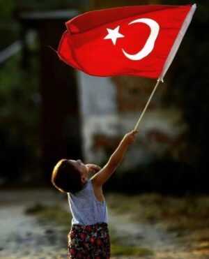 Özlem Türkad Instagram - Yazıp siliyorum sürekli.. Ne desem yetmiyor çünkü.. Çok kıymetli emanet 100 yaşında! Kutlu, mutlu ve daim olsun! 
Cumhuriyetimizin kurucusu başta sevgili Atamız olmak üzere tüm şehitlerimize ve bu ülkeyi Cumhuriyetin aydınlığından yoksun bırakmamak için çalışan, üreten, aklını ve kalbini açık ve sağlam tutan herkese binlerce teşekkür, sonsuz minnetle.. ❤️🇹🇷
Yaşasın Cumhuriyet 💐