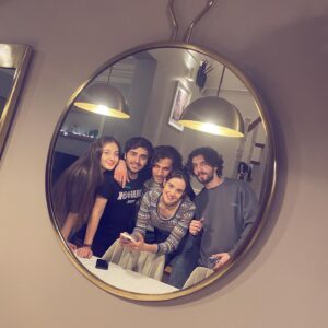 Özlem Türkad Instagram - İşler biter, BİZ kalırız.. Benim hayatımda hep öyle oldu.. Çok şükür! O kadar kıymetlim var ki bu sayede🥰 Ne şanslıyım di mi?😊💝🌸