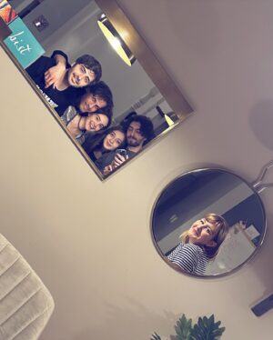 Özlem Türkad Instagram - İşler biter, BİZ kalırız.. Benim hayatımda hep öyle oldu.. Çok şükür! O kadar kıymetlim var ki bu sayede🥰 Ne şanslıyım di mi?😊💝🌸