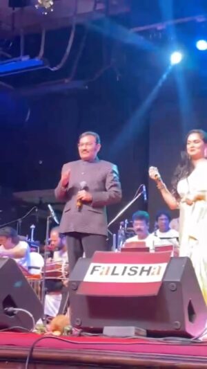 Padmini Kolhapure Instagram - What a magical evening 🥰 with magical songs ! What better way to celebrate #latamangeshkar birth anniversary year ! 
With versatile.. God gifted @sudeshbhosaleofficial #souten #falishaentertainment 👏👏👏
Thank you everyone for making this a grand success 🙏