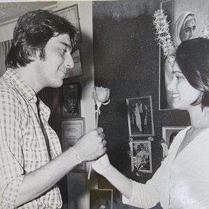 Padmini Kolhapure Instagram - #throwbackthursday after long 😊 I was so so thrilled to sign this movie Jab Pyaar Hua with Dutt Sahab starring the dashing @duttsanjay 
Mr Sunil Dutt , a legend, a man of principles, an inspiration ! #sunildutt 
Oh my God !!! Loved him in Padosan ! I can Watch that film à 1000 times !
Thank you @priyadutt for sharing these pictures 🤗