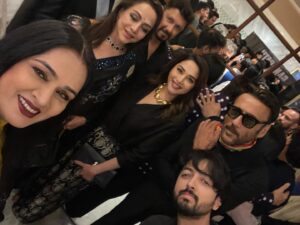 Padmini Kolhapure Instagram - Oh I love my selfies ☺️ 
So happy to see so much love for Jackie and Tiger 😍 
All the best @tigerjackieshroff for #ganapath 🤗
In frame 
@dreamgirlhemamalini 
@apnabhidu 
@madhuridixitnene 
@drneneofficial 
@priyaankksharma