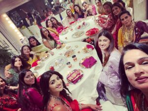 Padmini Kolhapure Instagram - #selfie #aboutlastnight #karwachauth 
@kapoor.sunita @theshilpashetty @officialraveenatandon @shazamorani @jaanvidhawan @maheepkapoor @bhavanapandey @neelamkotharisoni @rimosky @laali_dhawan @akankshamalhotra @krishikalulla 
Thank you @kapoor.sunita for the most amazing karwachauth celebration you outdo yourself always 💕💕💕